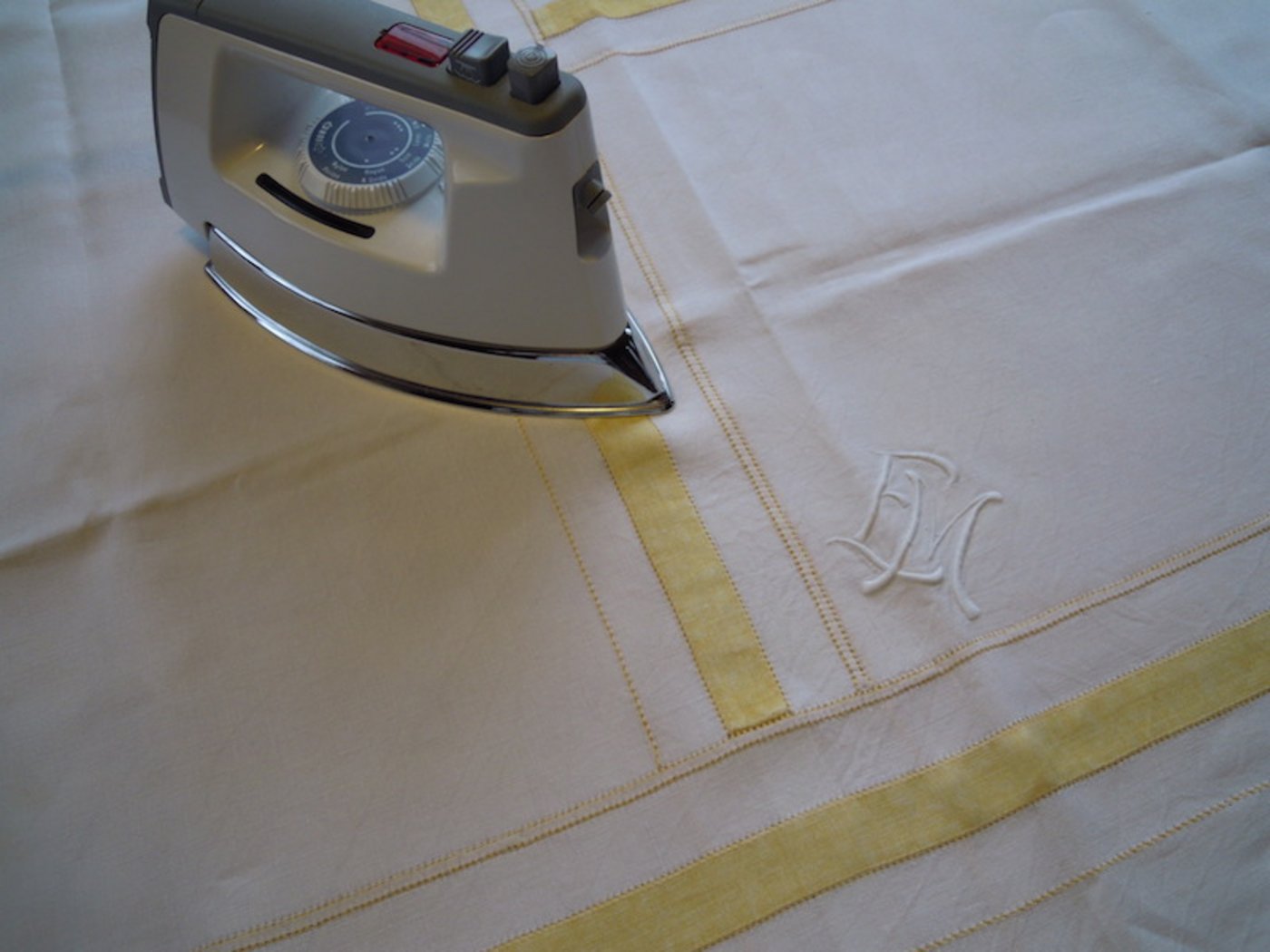 Die Tischdecke, die an Weihnachten den Festtagstisch schmückt, stammt von der Grossmutter der Autroin. (Bild cks)