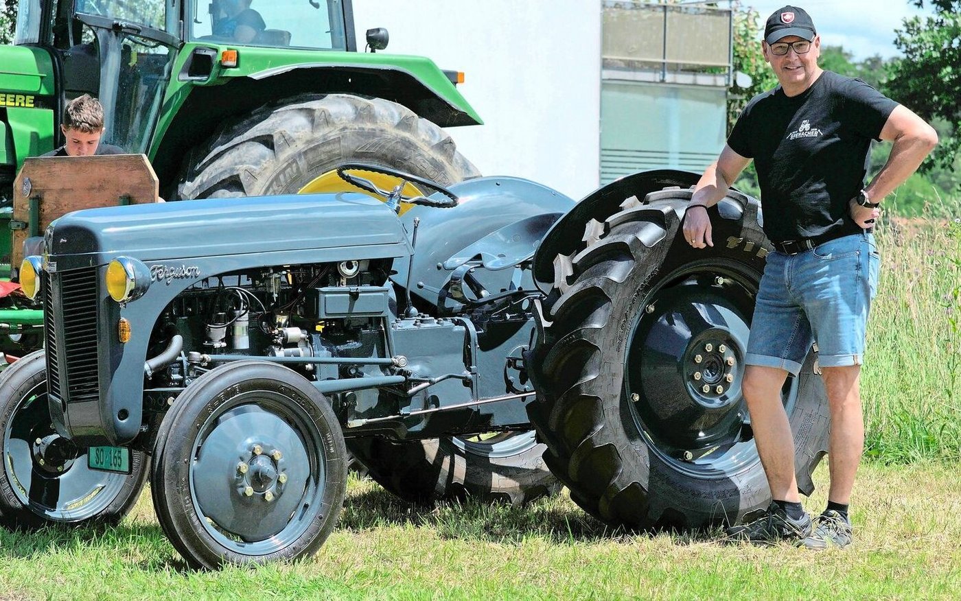 Hier präsentiert Markus Grenacher aus Deitingen stolz seinen Ferguson aus dem Jahre 1948.