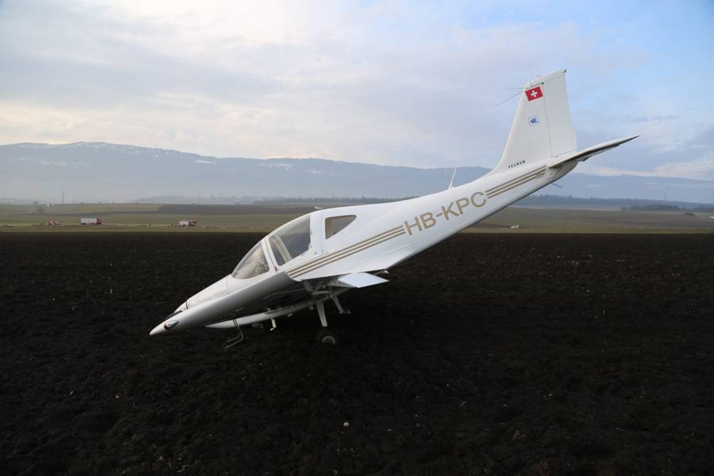 Das Kleinflugzeug landete auf einem umgepflügten Acker. Die beiden Insassen blieben unverletzt. (Bild Kapo VD)