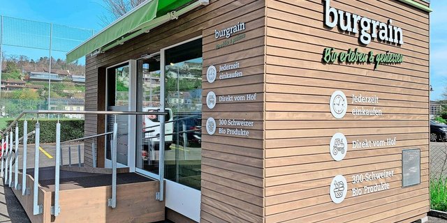 Verkaufspavillon der Agrovision Burgrain AG in Meggen. 24 Stunden zugänglich, auch sonntags. In Selbstbedienung ist ein breites Sortiment von Bioprodukten erhältlich. 