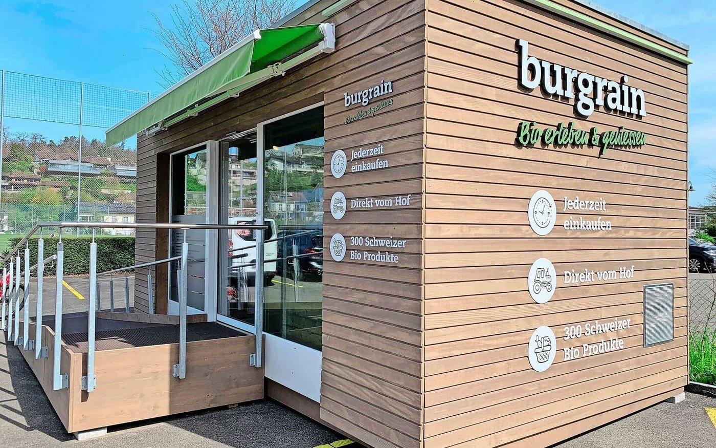 Verkaufspavillon der Agrovision Burgrain AG in Meggen. 24 Stunden zugänglich, auch sonntags. In Selbstbedienung ist ein breites Sortiment von Bioprodukten erhältlich. 
