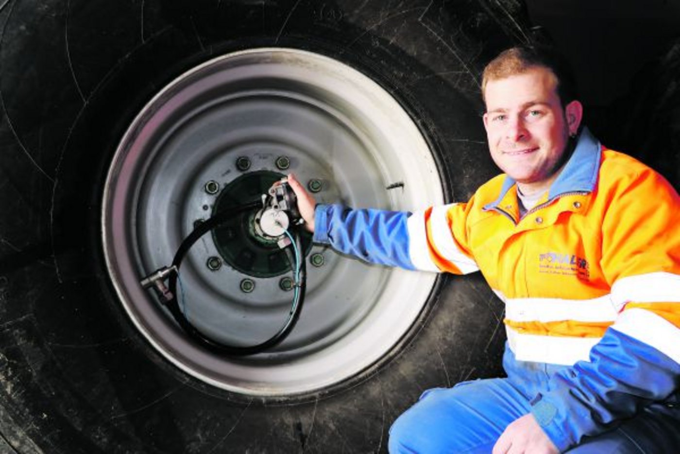  Thomas Haller, Disponent vom Lohnunternehmen Haller in Birrhard AG, misst den Reifendruck. (Bild Ruth Aerni)