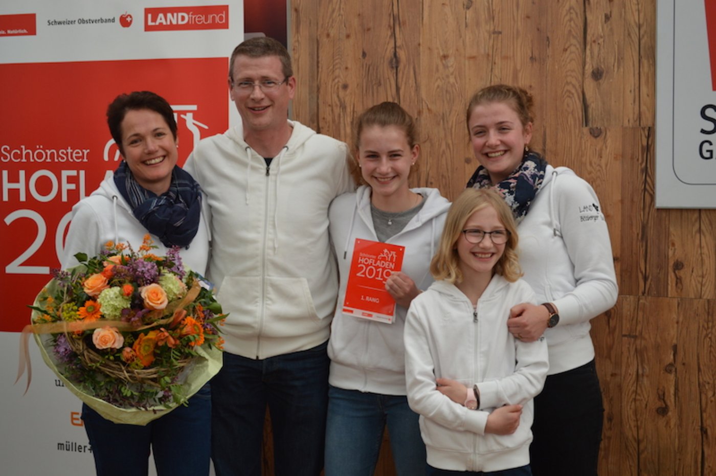 Familie Märki holte sich heute den Titel des schönsten Hofladen der Schweiz. (Bilder asa)