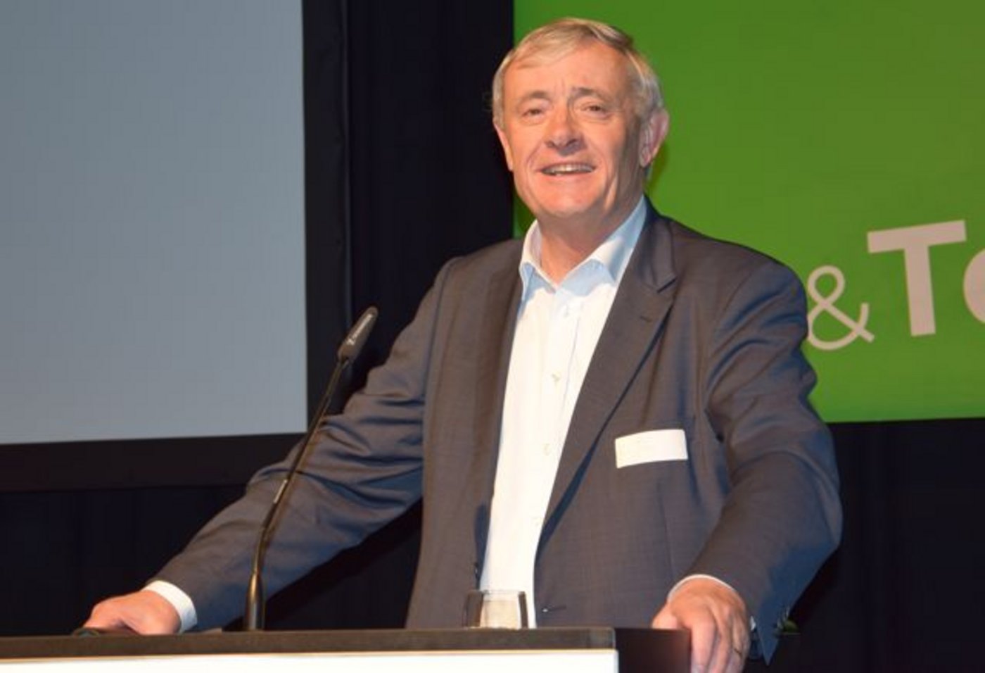 Ernst Möhl bei seiner Dankensrede. (Bild jw)