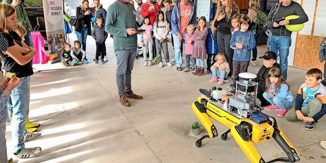 Faszinierte junge und ältere Besucher im Verkehrshaus: Der hundeähnliche Roboter, denkbar zum Spritzen von Blacken. 