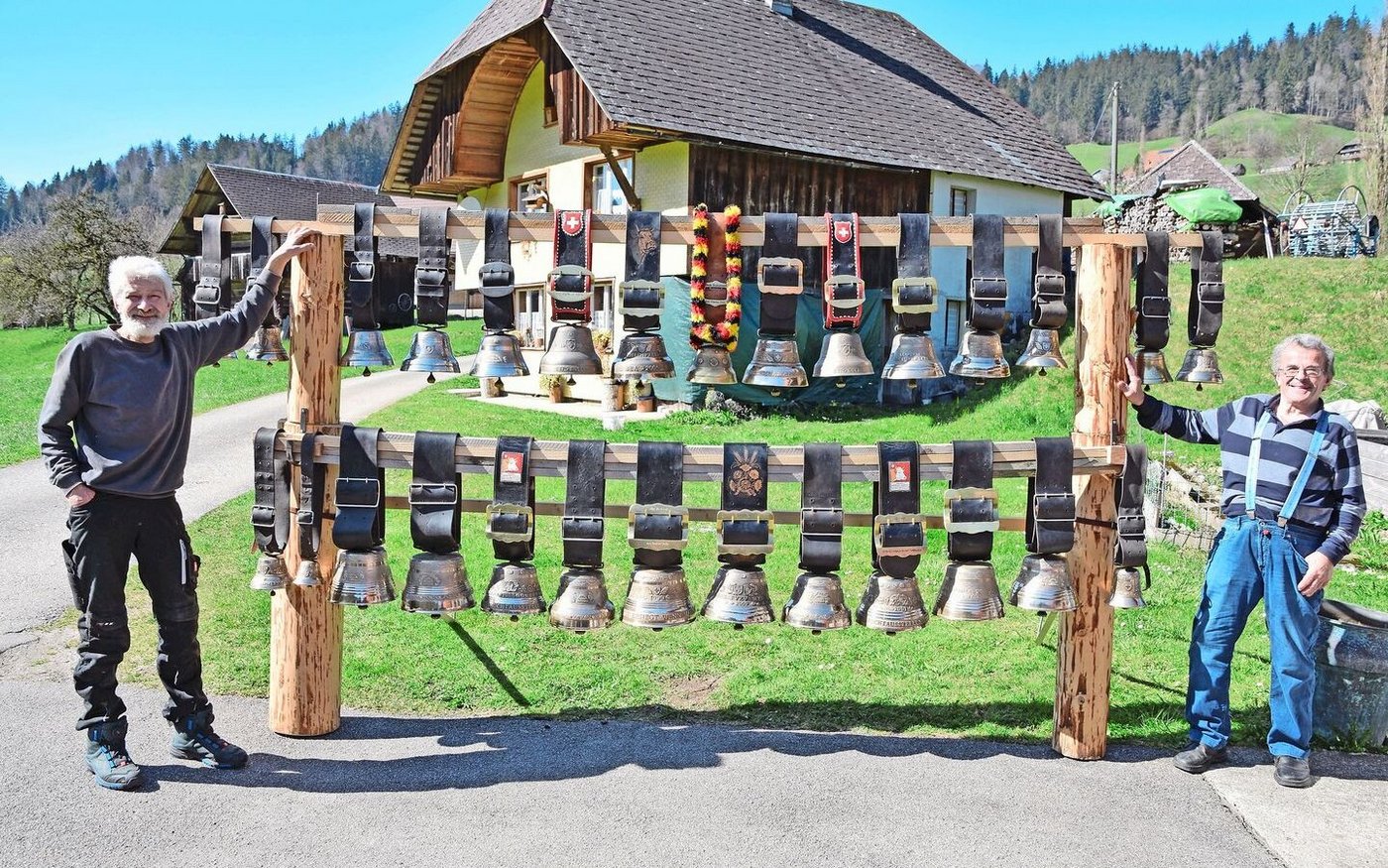 Albert Wälti (r.) hat die Kuhglocken von Hanspeter Schütz mit Chromglanz zu neuem Glanz erweckt. «Jede Glocke hat ihre eigene Geschichte», sagt Schütz.