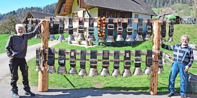 Albert Wälti (r.) hat die Kuhglocken von Hanspeter Schütz mit Chromglanz zu neuem Glanz erweckt. «Jede Glocke hat ihre eigene Geschichte», sagt Schütz.