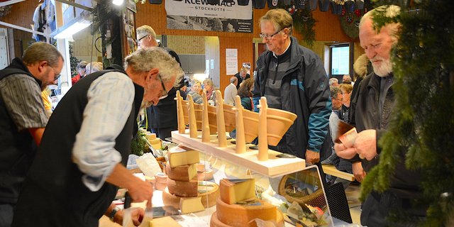 Am Stand der Musenalp, Niederrickenbach, wurde fleissig eingekauft. (Bilder Andrea Gysin)