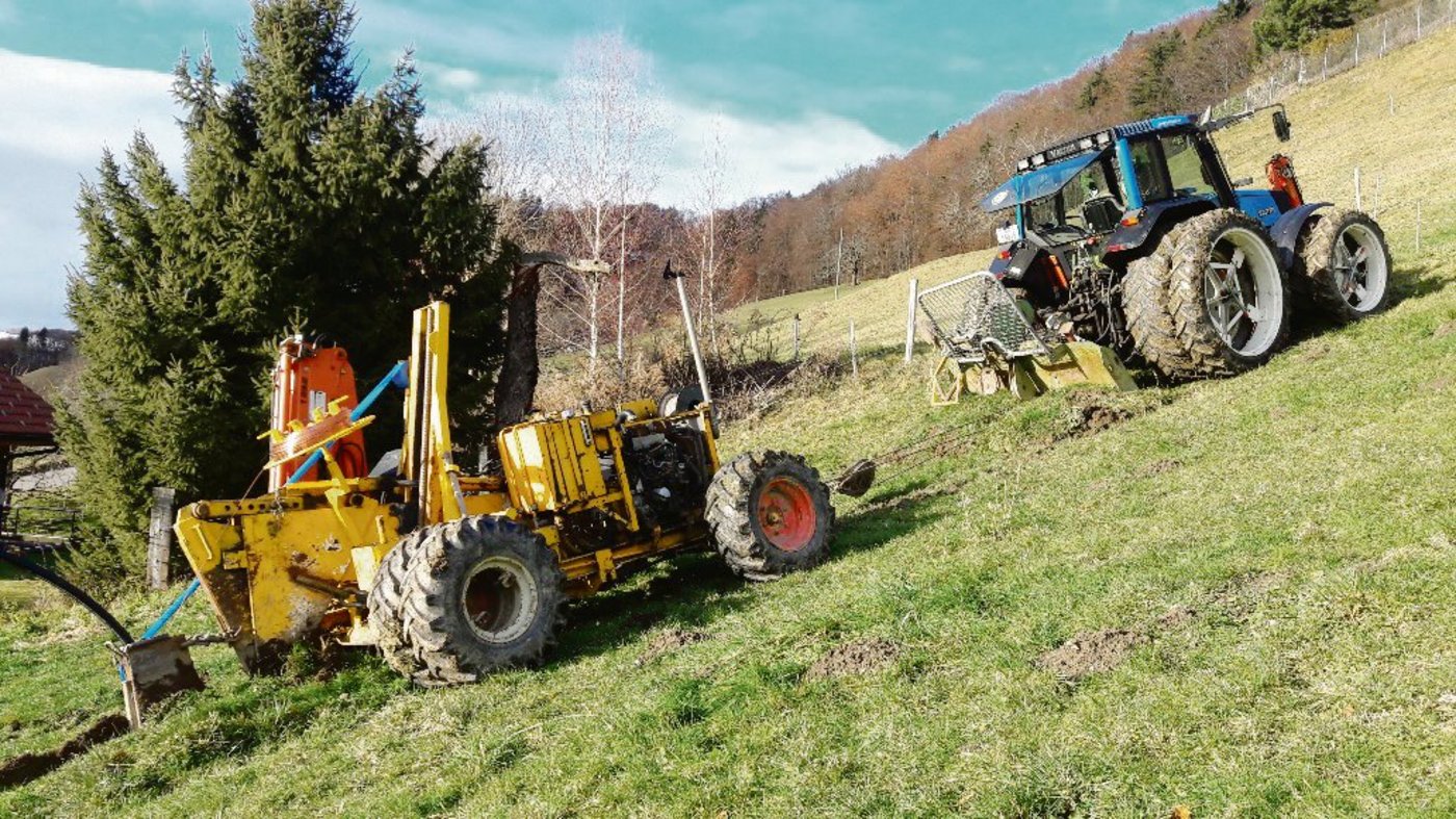 Bewässerungsleitungen werden z. T. mit einem Kabelpflug verlegt (l.). Dessen Pflugschwert öffnet den Boden 1,5 Meter tief. Gezogen wird der Kabelpflug von einem Zugfahrzeug wie z. B. durch einen Traktor (r.). (Bilder Zemp Leitungs- und Tiefbau GmbH)