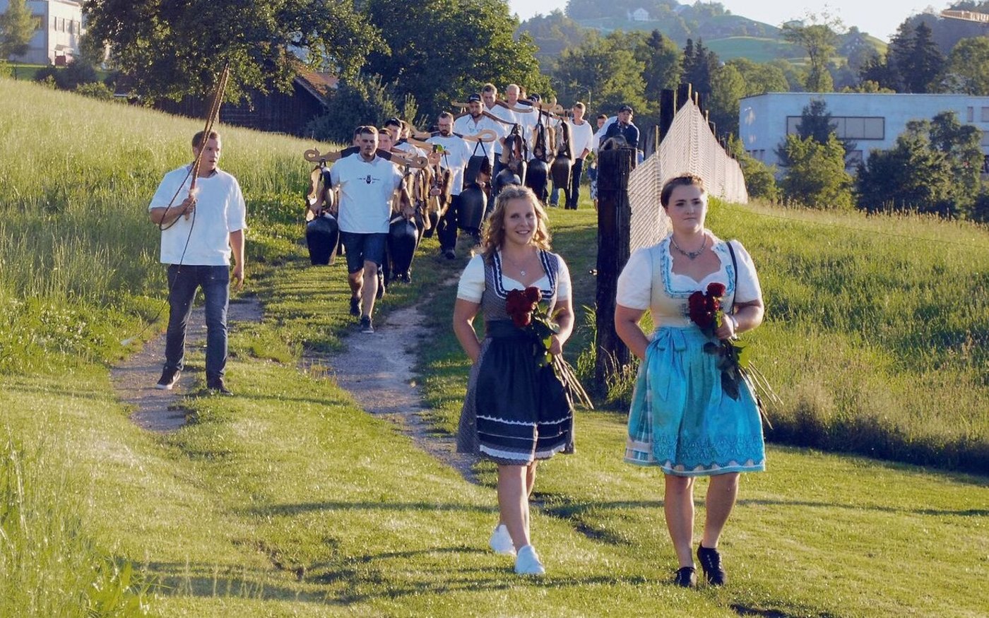 Stolz zogen die Absolventinnen und Absolventen  mit Treicheln und den zwei Landwirtinnen an der Spitze auf dem Lützelhof ein. 