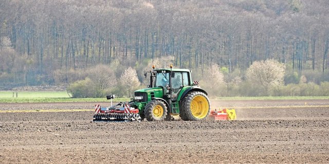 Die aktuelle «Sendepause» des Regens bietet die Gelegenheit, Saaten zu tätigen und Kulturen zu ernten. Die zeitliche Verspätung ist nicht nur schlecht. 