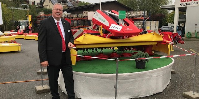Hanspeter Hitz, Geschäftsführer Pöttinger Schweiz, vor dem neuen Frontmähwerk Novacat Alpha Motion Pro. (Bild akr)