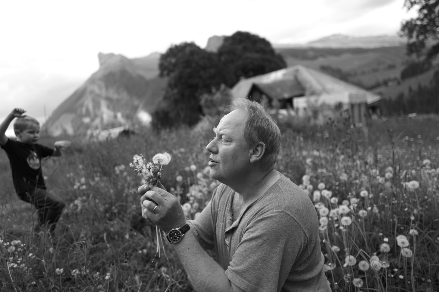 Spycherwed Hausi spielt mit seinem Sohn Sylvan – die Löwenzahnsamen über die Berge, die seine Vorfahren überquerten, hinwegblasend. (Bild Pinaki)