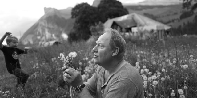 Spycherwed Hausi spielt mit seinem Sohn Sylvan – die Löwenzahnsamen über die Berge, die seine Vorfahren überquerten, hinwegblasend. (Bild Pinaki)