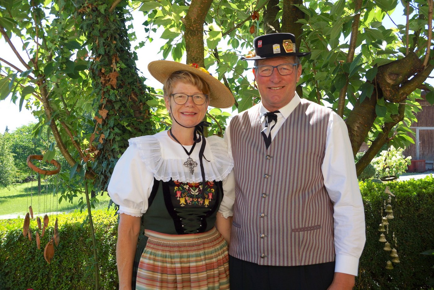 Hildegard Ruf trägt eine Freiämter Sonntagstracht, ihr Mann Walter eine Aargauer Männertracht. (Bilder rae)