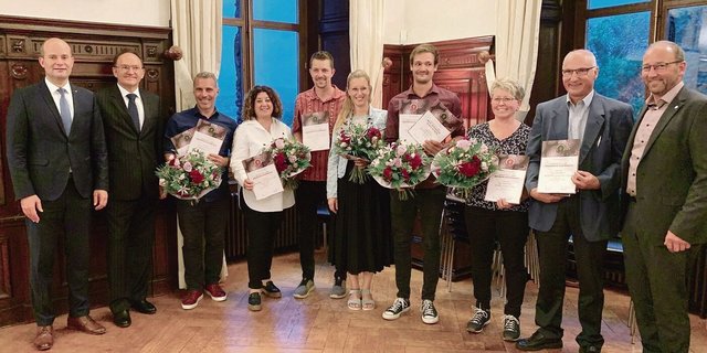 Die Sieger mit dem Luzerner Regierungspräsident Fabian Peter (l.) und dem Nidwaldner Landratspräsident Paul Odermatt (r.). 