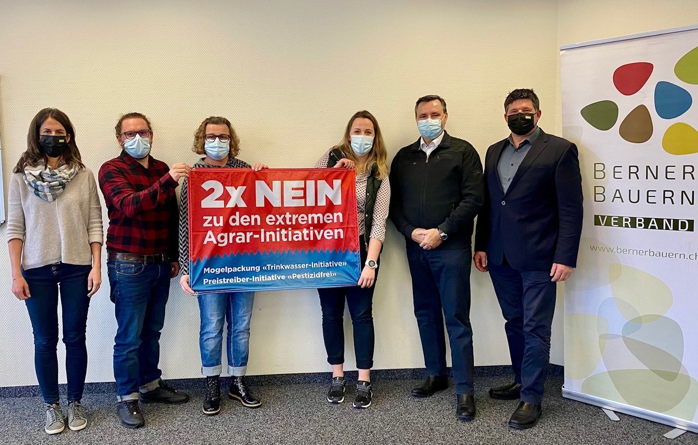 V.l.n.r: Karin Oesch, Geschäftsführerin BEBV ‐ Daniel Hasler, Co‐Präsidium JULA ‐ Heidi Glatthard‐Maurer, Vorstand VBL ‐ Katja Riem, Winzerin EFZ und Studentin HAFL Zollikofen – Werner Salzmann, Ständerat Kt. Bern – Hans Jörg Rüegsegger, Präsident BEBV. (Bild BEBV)