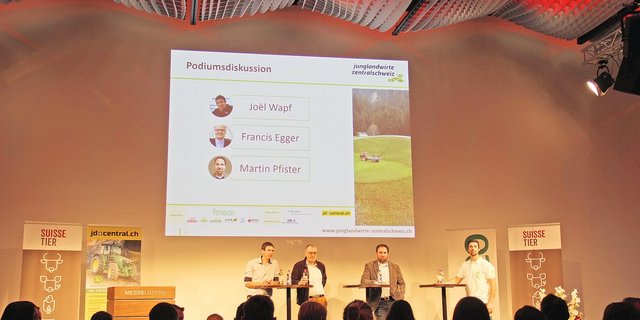 Diskutierten auf dem Podium über die Zukunft: Junglandwirt Joel Wapf; Francis Egger, SBV; Martin Pfister, LBBZ Schluechthof, und Gesprächsleiter Hanspeter Renngli, JuLa (v. l. n. r.).(Bilder Jonas Imfeld)
