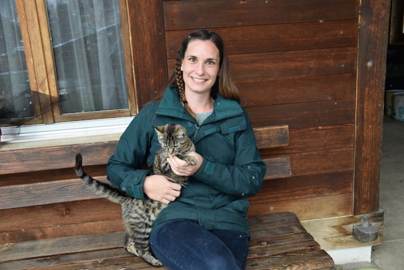 Anja Maag ist eine umtriebige Frau mit vielen Ideen, deshalb teilt sie ihre Zeit bewusst ein. Es darf auch mal Zeit sein, um auf dem Bänkli vor dem Haus die Katze zu streicheln. (Bilder Barbara Heiniger)