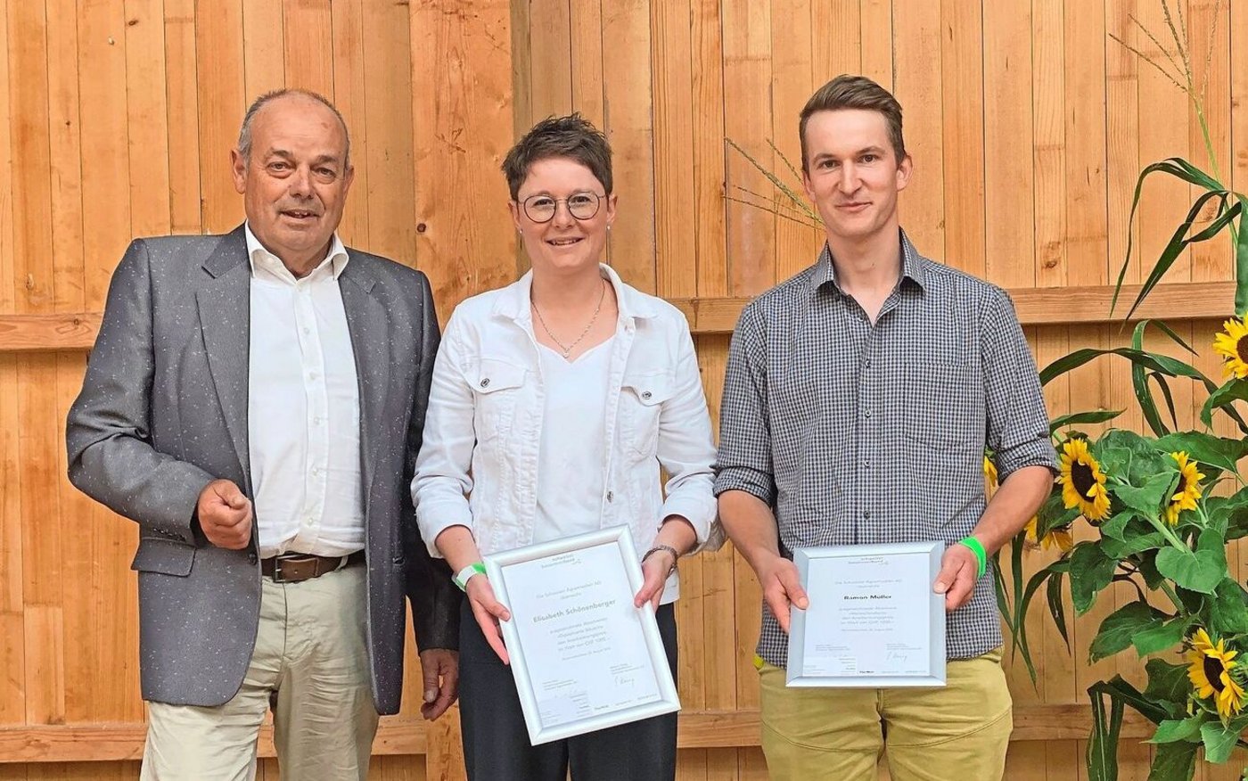 Markus Aebi (l.) überreichte Elisabeth Schönenberger und Ramon Müller an der Diplomfeier den Agrarmedienpreis.