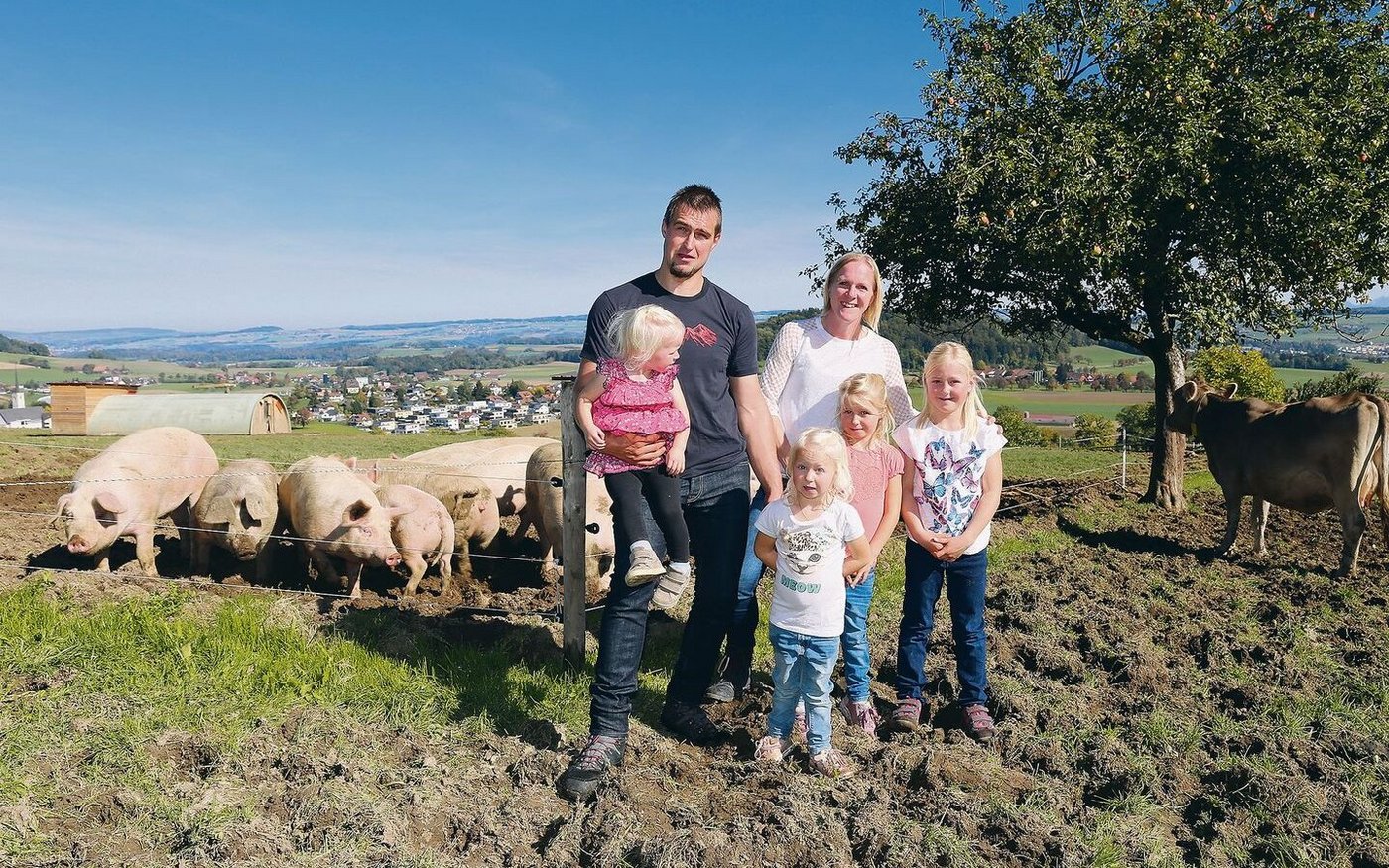 Toni und Jasmin Schönbächler und ihre vier Töchter Nina, Eny, Finja und Majvi halten auf ihrem Hof verschiedenste Weidetiere.