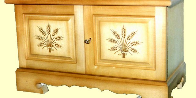 Im weiterführenden Artikel ganz unten wird Ernst Weber, Holzbildhauer aus Aarberg porträtiert. Von ihm stammt diese Truhe. (Bild zVg)