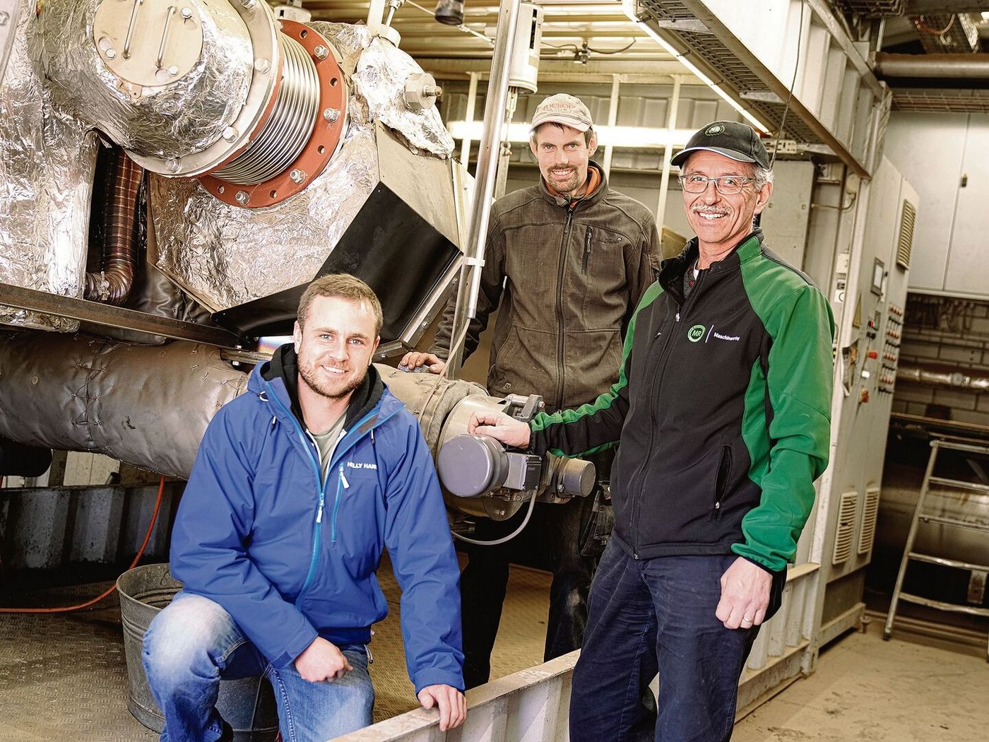 V. l. n. r.: Adrian Würsch, Albin Keiser und Fredy Abächerli von der Verora AG. Sie stellen seit 2012 Pflanzenkohle her und Würsch sieht Holz als besten Rohstoff dafür. 