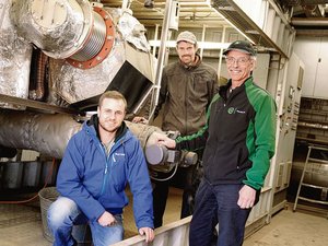 V. l. n. r.: Adrian V. l. n. r.: Adrian Würsch, Albin Keiser und Fredy Abächerli von der Verora AG. Sie stellen seit 2012 Pflanzenkohle her und Würsch sieht Holz als besten Rohstoff dafür.