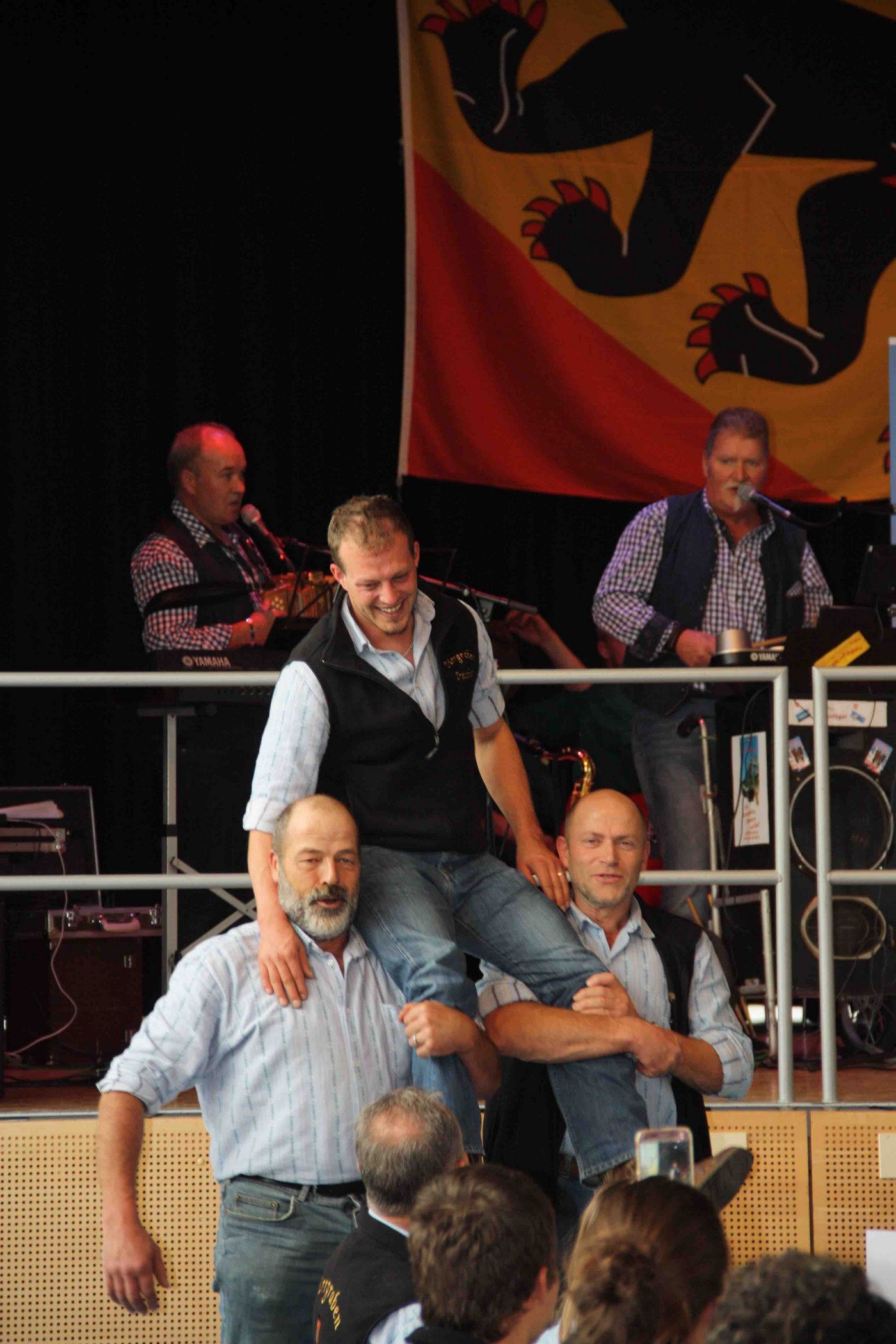 Jakob Linder (links) und Martin Stalder (rechts) lassen Geburtstagskind David Flückiger hochleben. 