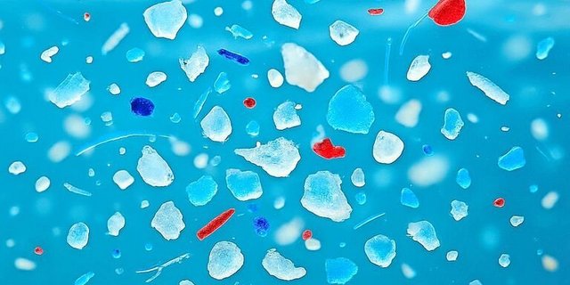 Mikroplastik ist allgegenwärtig, auch im Haushalt.