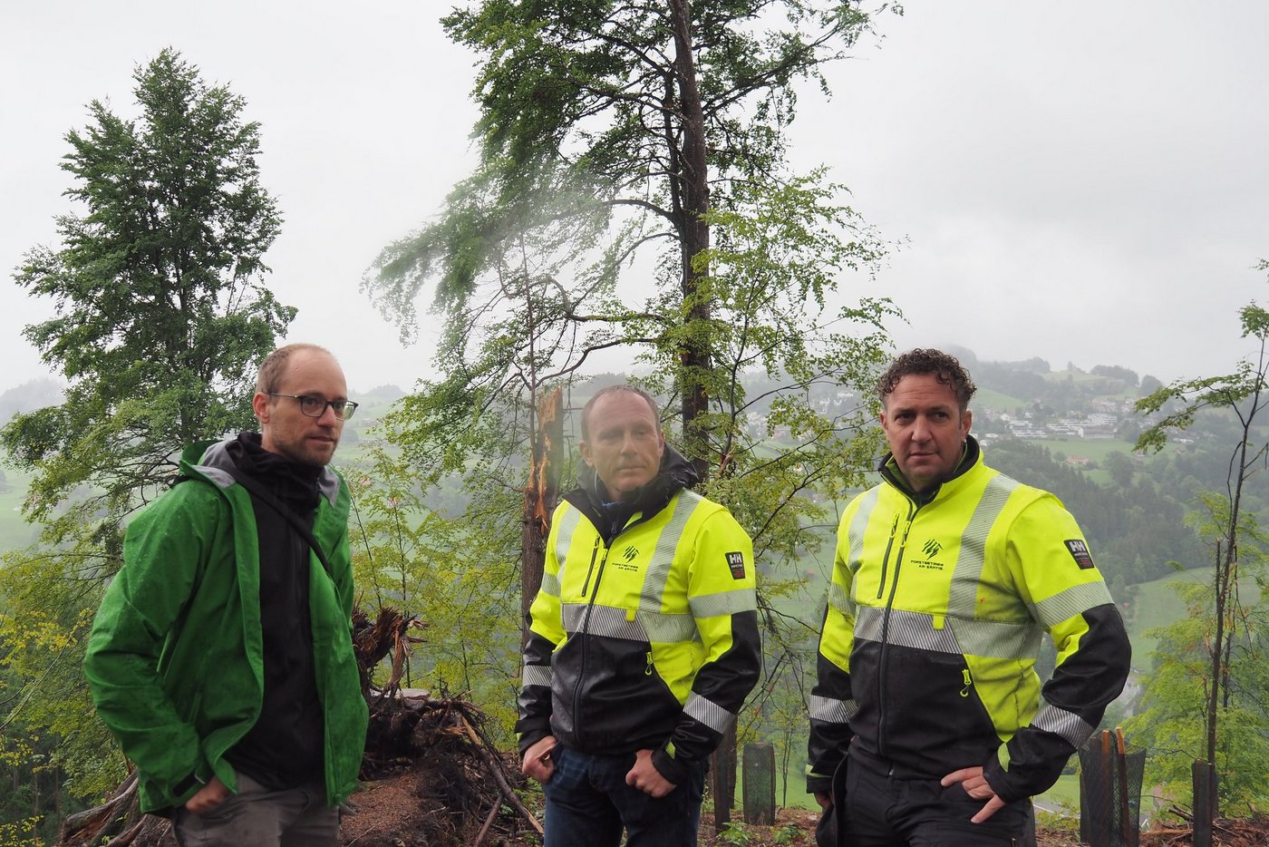 Beat Fritsche, Alexander Plaschy und Stefan Holenstein (v. l. n. r.) erläutern, nach welchen Kriterien im Kanton Appenzell Ausserrhoden die Schäden nach dem Sturm Vaia von Ende Oktober 2018 behoben worden sind. (Bilder Christian Weber)