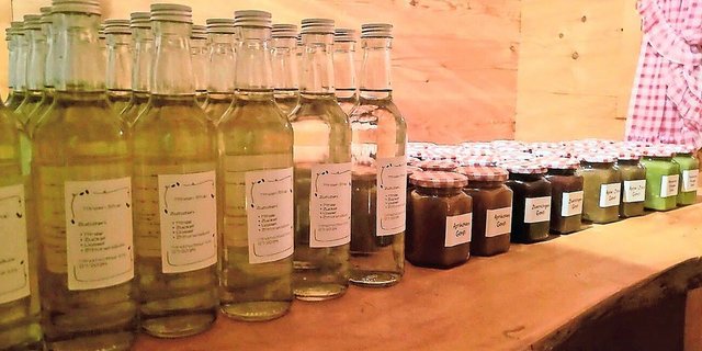 Zur Vorbereitung auf den Markt müssen Jolanda und ihre Teamkollegen alle Produkte professionell deklarieren.