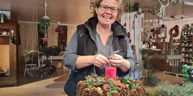 Jsabelle Hodel in ihrem Atelier. Die Floristik ist ihre grosse Leidenschaft und sie gibt ihr Wissen gerne weiter. (Bilder Franziska Jurt)