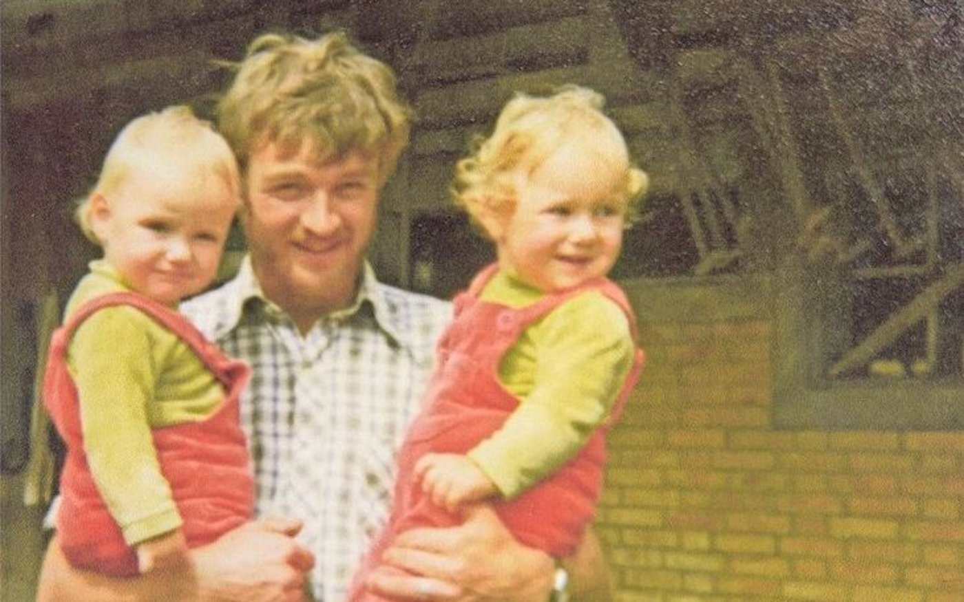 Im Jahr 1978: Der damalige Betriebshelfer Alfred Lehmann bei der Familie Bürki mit den Zwillingen Ursula und Pia.