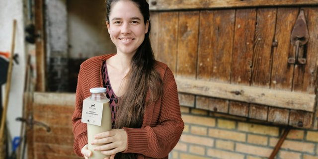 Auf dem Hübelihof produziert Leandra Brusa einen  Haferdrink, den sie in verschiedenen Läden, aber auch online verkauft. Den Hafer dafür baut sie gemeinsam mit ihrem Mann Urs an. (Bild Urs Marti)