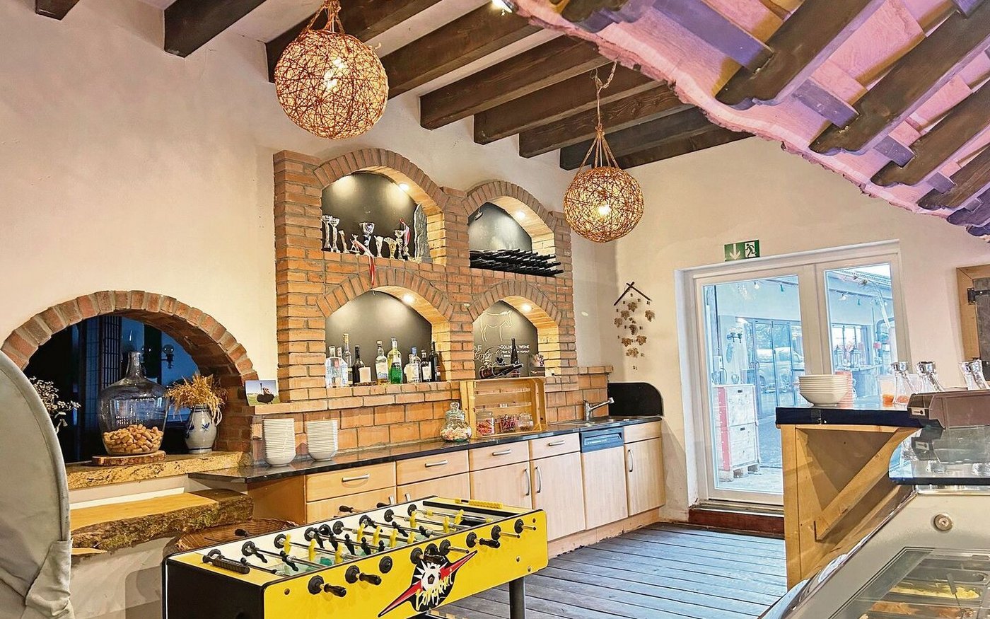 Im Hofladen können die Gäste Mitbringsel kaufen und sich am Töggelikasten vergnügen.