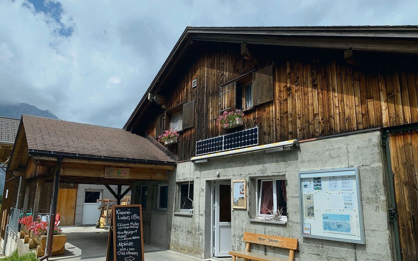 Die Alpkäserei Surenen wurde 2019 saniert, ein Verkaufsladen integriert und die Käsekeller erweitert. 