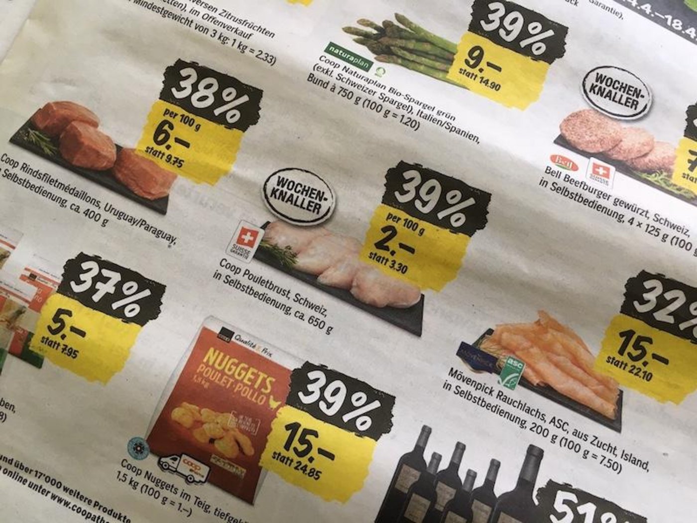 Man will Kundenbedürfnisse befriedigen, dem Markt und der Saison gerecht werden – oder mit Aktionen die Produzenten unterstützen, heisst es bei den Detailhändlern. (Bild jsc)