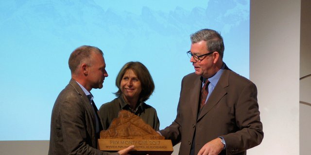 Übergabe des Prix Montagne 2017 an den Geschäftsführer der Wyssen Avalanche Control AG, Samuel Wyssen. (Bild lid)