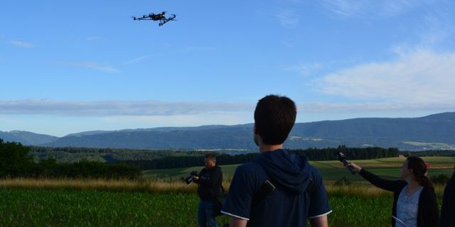 Die Drohne überfliegt ein Feld auf der Suche nach Rehkitzen. (Bilder SOBV)
