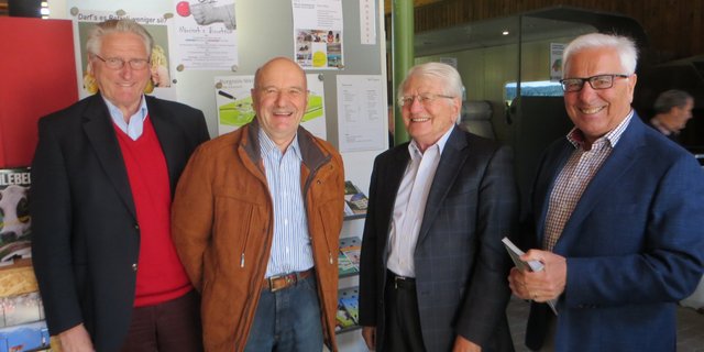 Bedeutende Weichensteller bei Aufbau und Weiterentwicklungen in der „Burgrain-Welt“ (von links): Kurt Marti (Zell, Mitglied Stiftungsrat), Hans Burger (Pierrafortscha FR, ehem. Präsident des Museumsvereins), Franz Schwegler (Ittigen BE, Präsident Agrovision Ressourcen AG) und Hans Wey (Muri AG, Präsident Stiftung Agrovision Muri). (Bild Verein Schweizerisches Agrarmuseum)