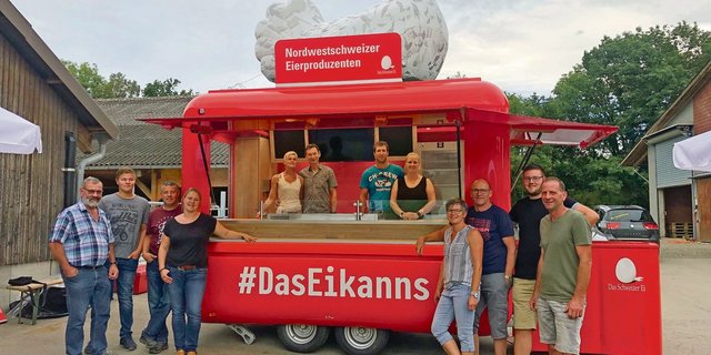 Das neue «Preimobil» des Vereins der neun Nordwestschweizer Eierproduzenten. Der auffällige Anhänger kann zu Werbezwecken gemietet werden. (Bild regio-ei)