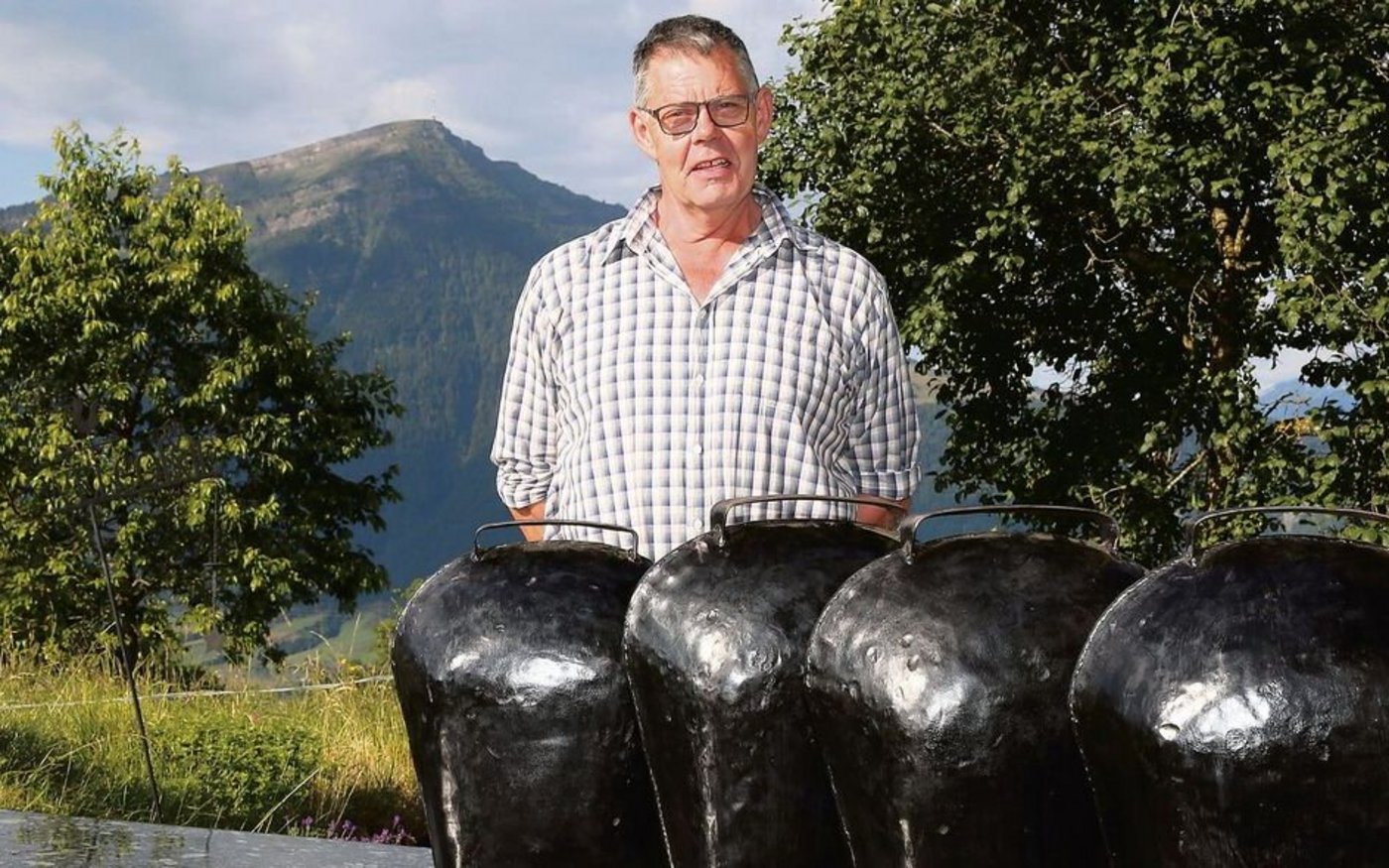 Toni Hürlimann ist für seine handgeschmiedeten Chlopfen bekannt. Rund zwei Arbeitstage benötigt er für ein grosses Modell.