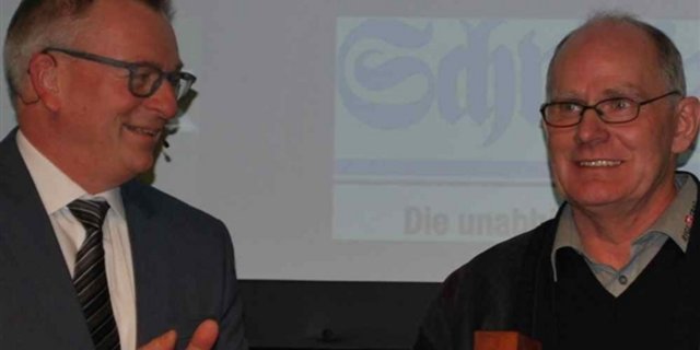 Sepp Knüsel (rechts) erhält aus den Händen von Jurypräsident Urs Fueglistaller den Agro-Star Suisse-Preis 2015. (Bilder Jeanne Woodtli)