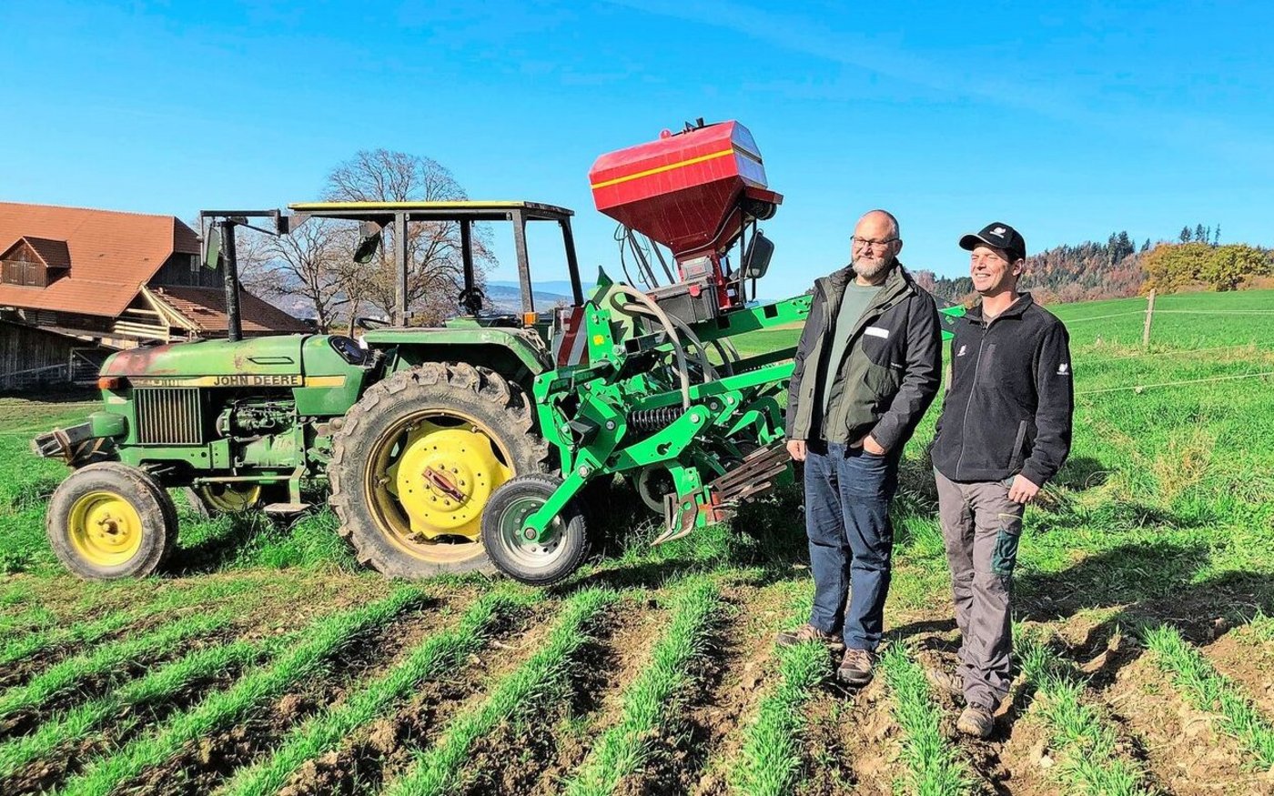 Stefan Rohrbach und Michael Kipfer vor der Damm-Maschine im Braugerste-Feld. Der Einsatz der Maschine ist auch mit leichten Traktoren und in Hanglagen möglich.
