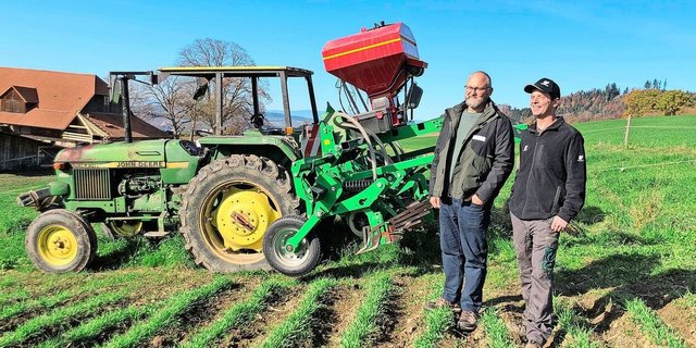 Stefan Rohrbach und Michael Kipfer vor der Damm-Maschine im Braugerste-Feld. Der Einsatz der Maschine ist auch mit leichten Traktoren und in Hanglagen möglich.