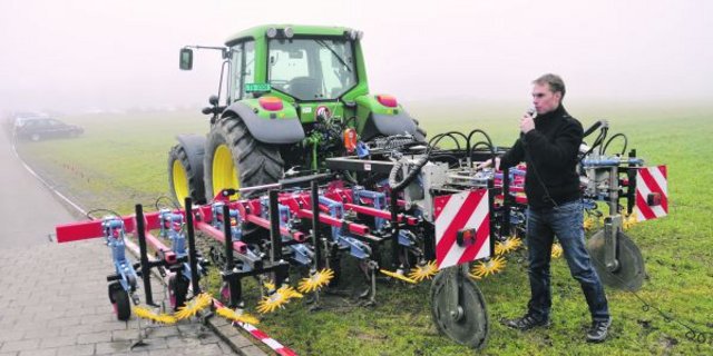 An der ordentlichen Mitgliederversammlung waren drei Experten Gegenüberstellung von GPS, Kamerasteuerung und manueller Spurführung eingeladen. Hier im Bild ist Marius Frei von der Lanzberg Precision Farming zu sehen. (Bild nb)