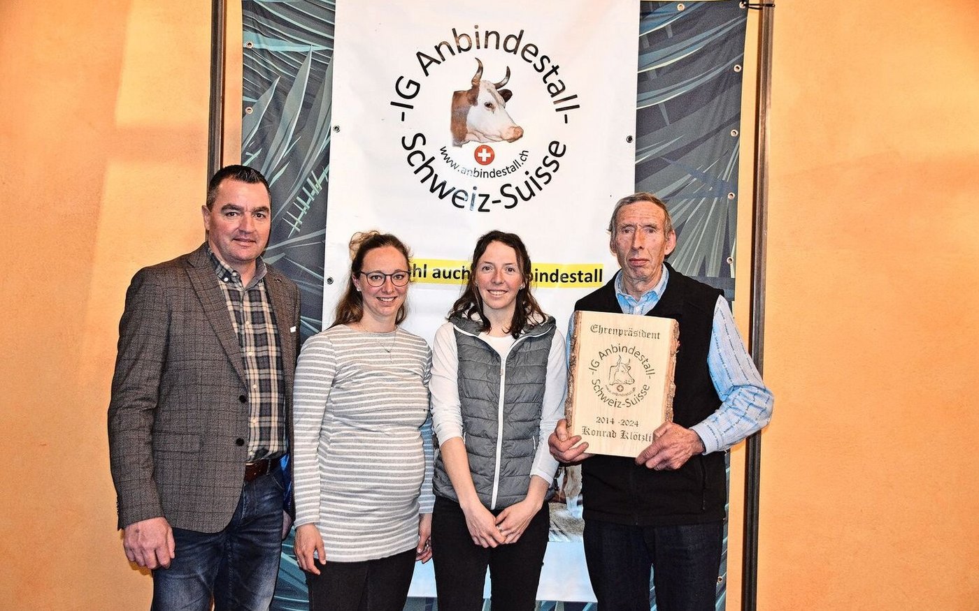 Präsident Thomas Knutti, die abtretenden Kassiererin Stefanie Schwarz, ihre Nachfolgerin Iris Grossen und der Ehrenpräsident Konrad Klötzli (v. l.).