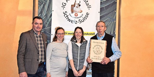 Präsident Thomas Knutti, die abtretenden Kassiererin Stefanie Schwarz, ihre Nachfolgerin Iris Grossen und der Ehrenpräsident Konrad Klötzli (v. l.).