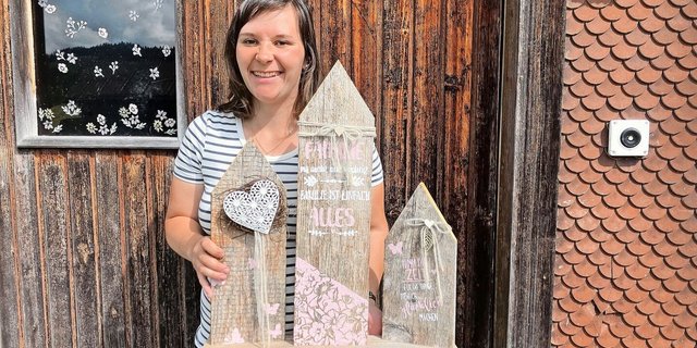 Anita Altherr präsentiert ihre Häuserzeilen, die sie aus alten Lattenzäunen gestaltet hat.